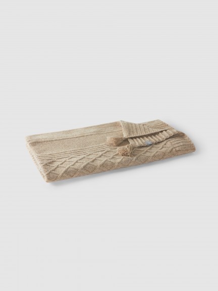 Couverture tricotée avec pompons