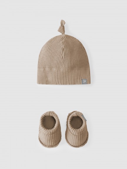 Kit de patucos y gorro en punto acanalado