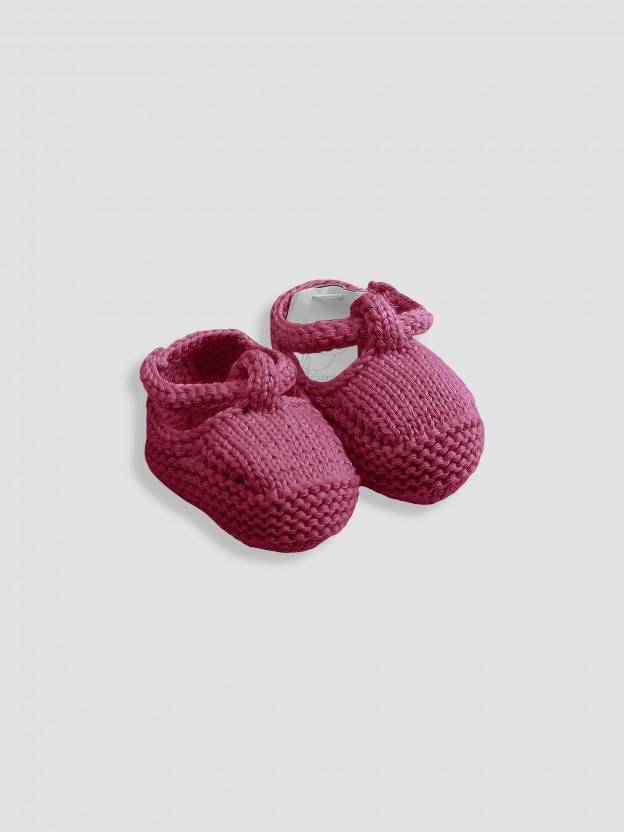 Petits chaussons en maille tricote