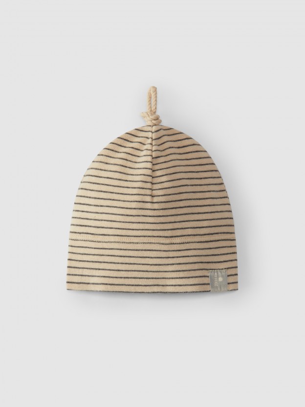 Beanie with printed knot