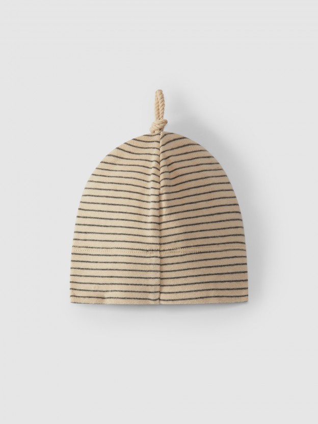 Beanie with printed knot