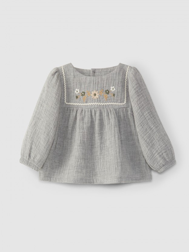 Blouse avec broderie en fil de laine