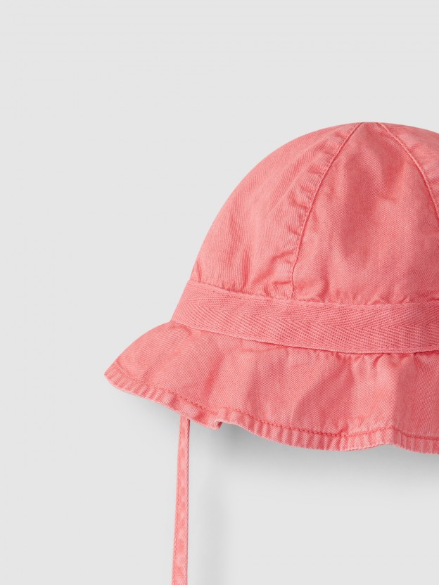 Hat with ruffle