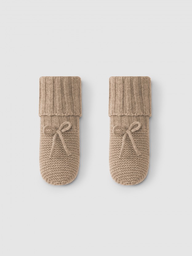 Carapins tricotados com detalhe de lao