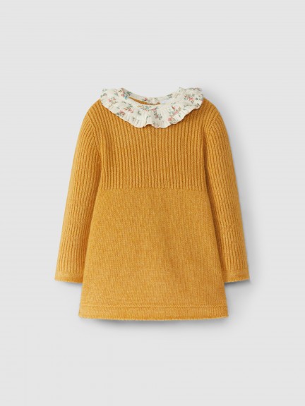 Knitted dress with ruffled collar