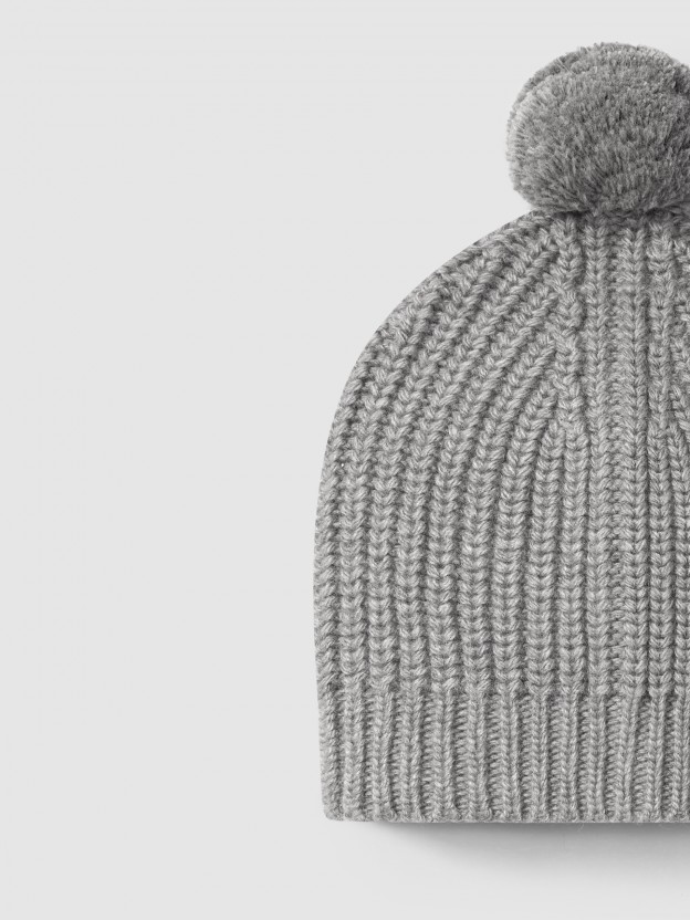 Knitted beanie with pom-pom