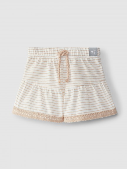 Pantalones cortos pull-up de rayas y cinta de crochet