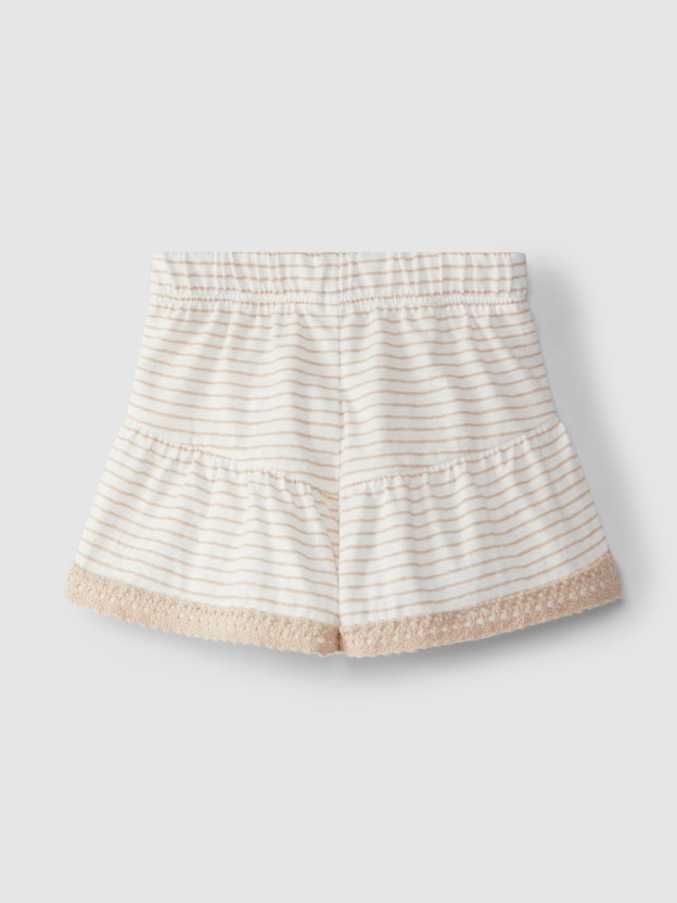 Pantalones cortos pull-up de rayas y cinta de crochet