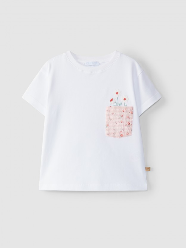 T-shirt com bolsos e flores bordadas