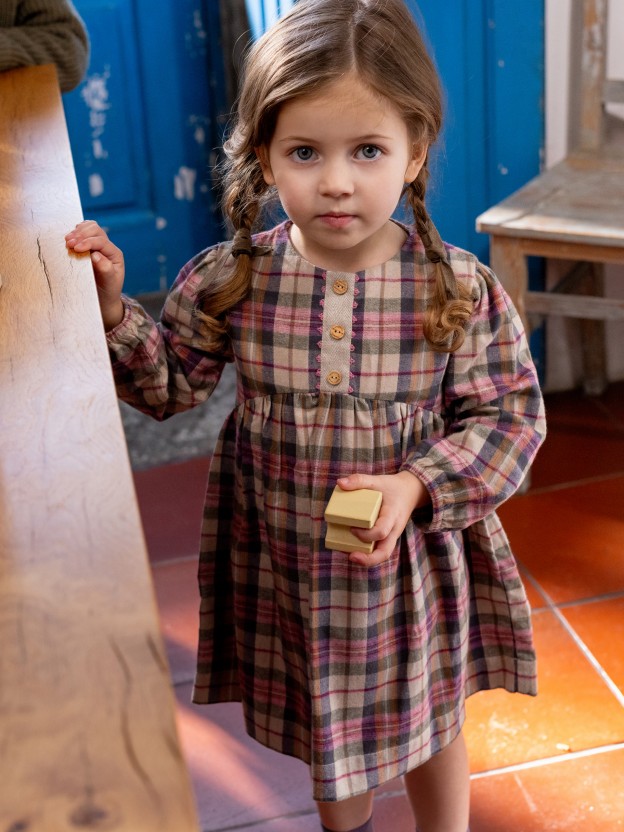 Vestido xadrez com detalhe de renda