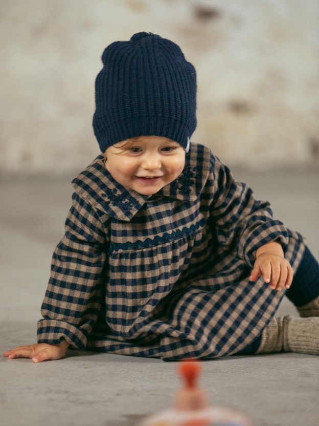 Vestido xadrez com gola bordada em fio de l