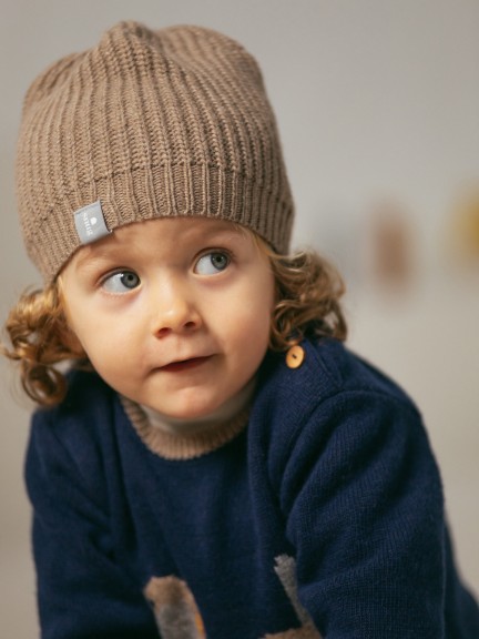 Knitted beanie with pom-pom