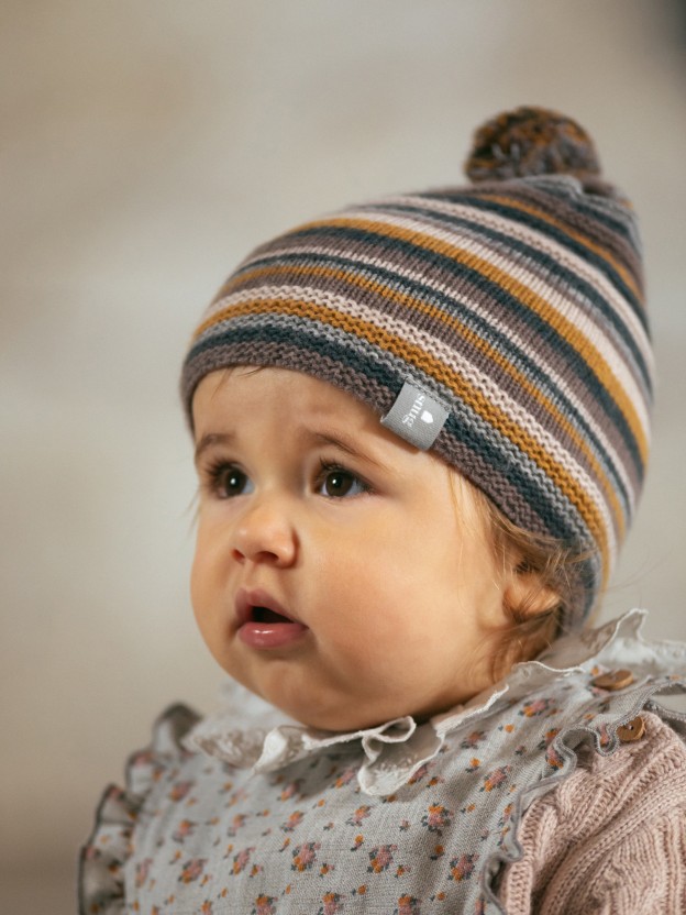 Beanie with pom-pom and embossed stripes