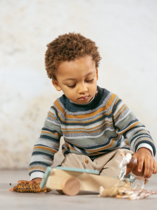 Knitted jumper with embossed stripes