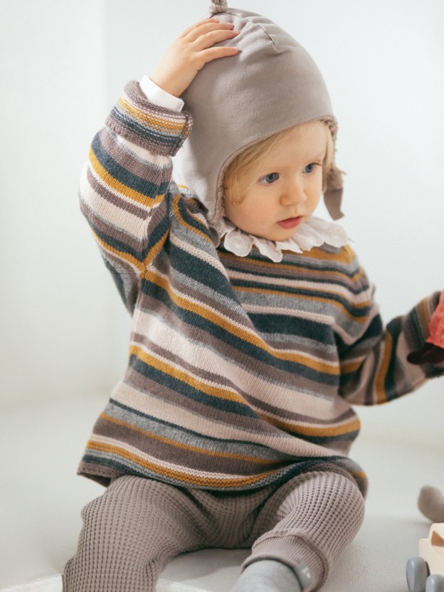 Knitted jumper with embossed stripes