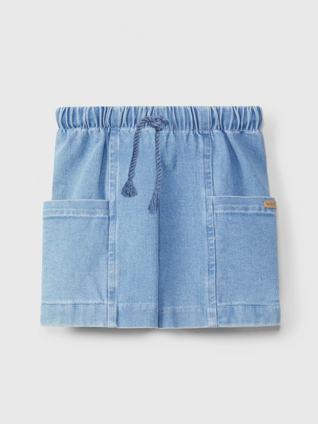 Short en jean avec poches latrales.