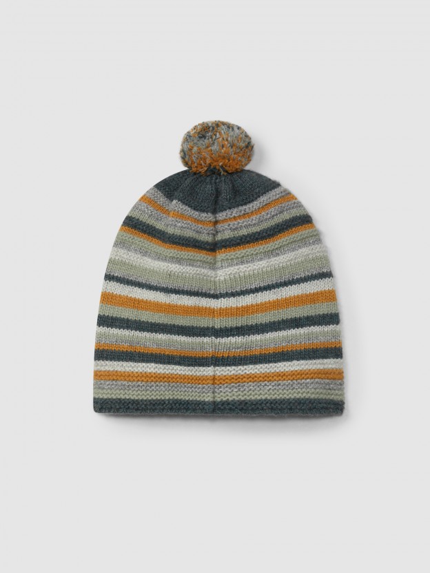 Gorro com pom-pom e riscas em relevo