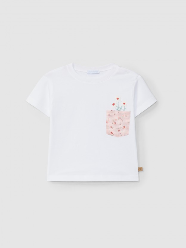 Camiseta con bolsillos y flores bordadas.