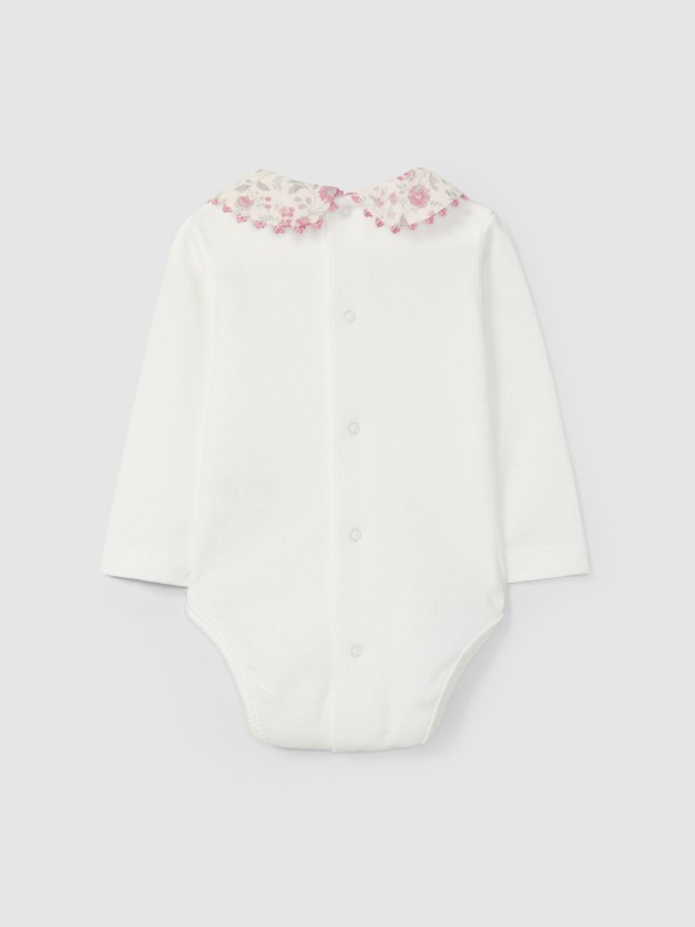 Bodysuit with organic gauze collar with delicate lace detail