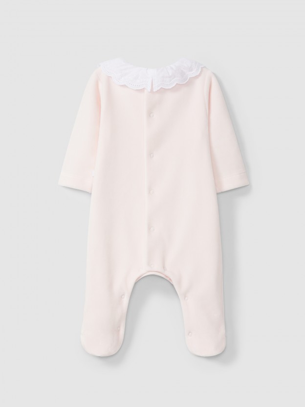 Babygrow em veludo com gola de folho em renda