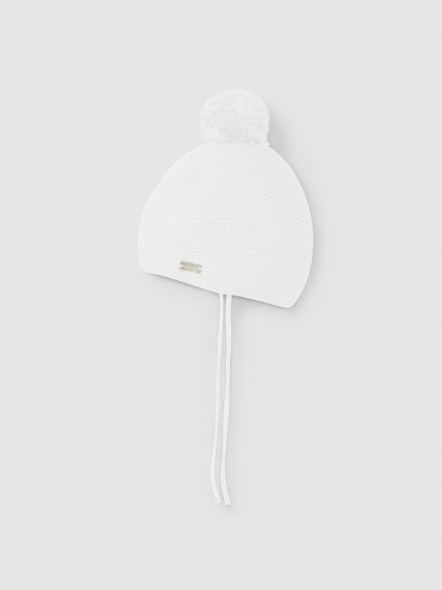 Gorro tricotado com pom-pom