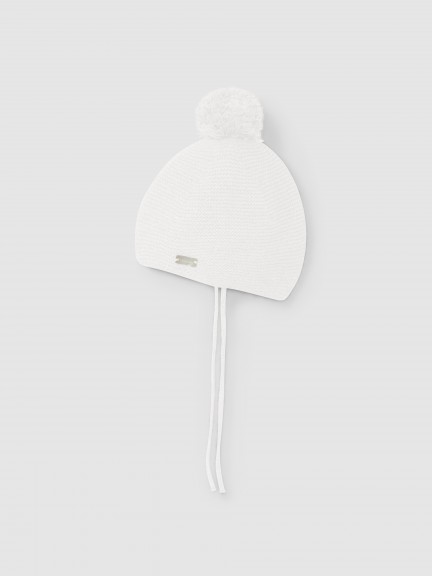 Gorro tricotado com pom-pom