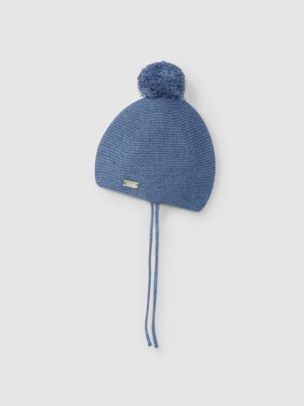 Gorro tricotado com pom-pom