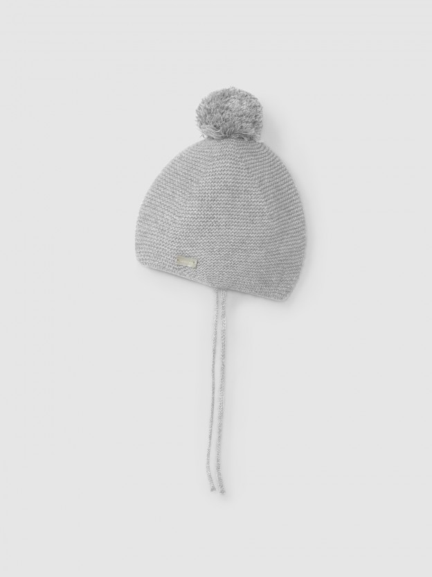 Knitted beanie with pom-pom