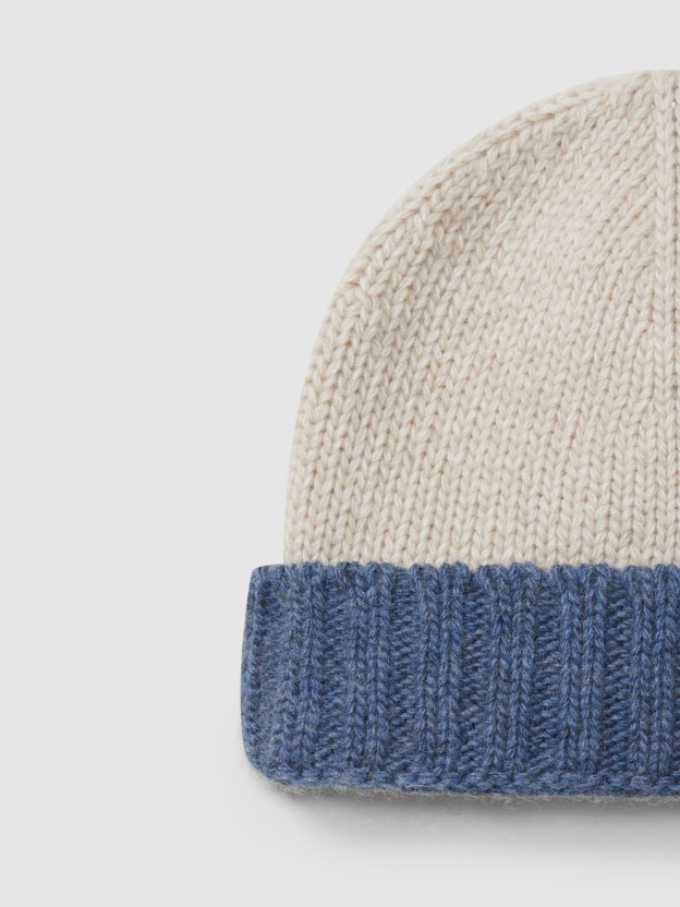 Bicolour knitted beanie