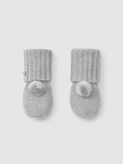 Chaussons tricots avec pompon