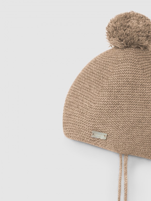 Knitted beanie with pom-pom