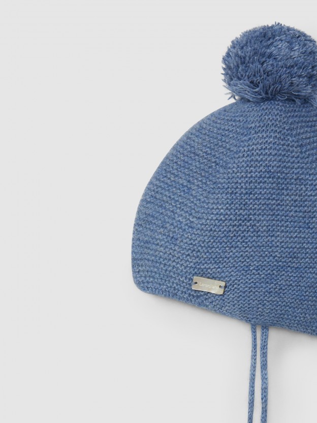 Gorro tricotado com pom-pom