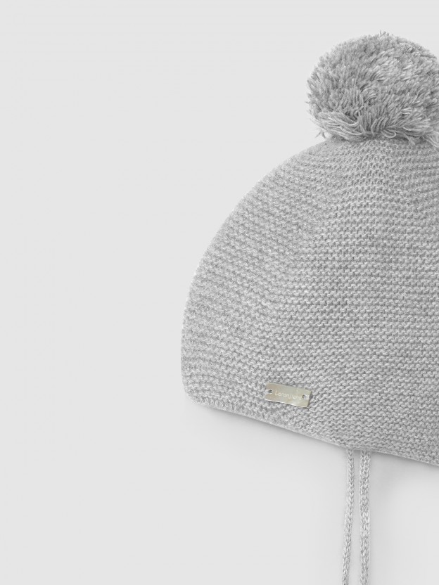 Gorro tricotado com pom-pom