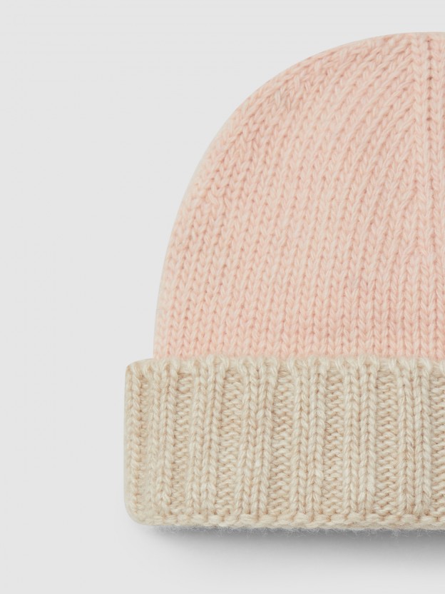 Bicolour knitted beanie