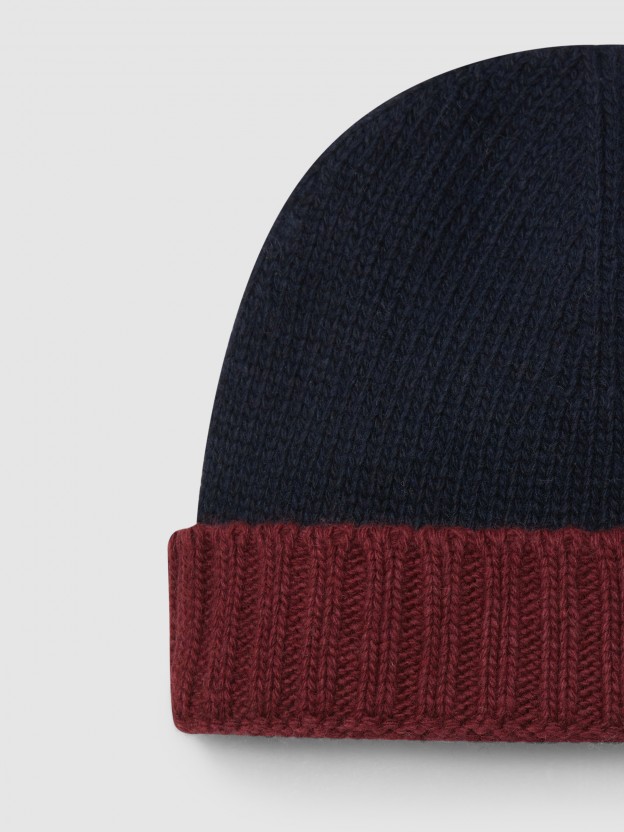 Bicolour knitted beanie