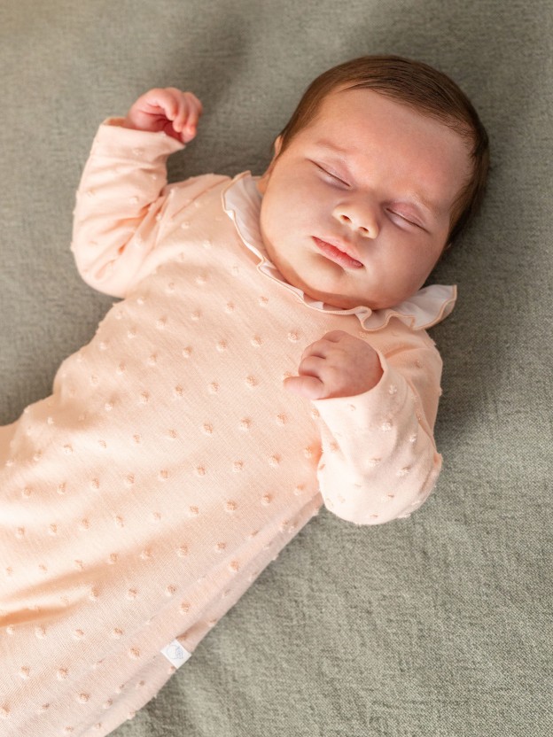 Babygrow ruffled collar with embossed polka dots Babygrow ruffled collar with embossed polka dots