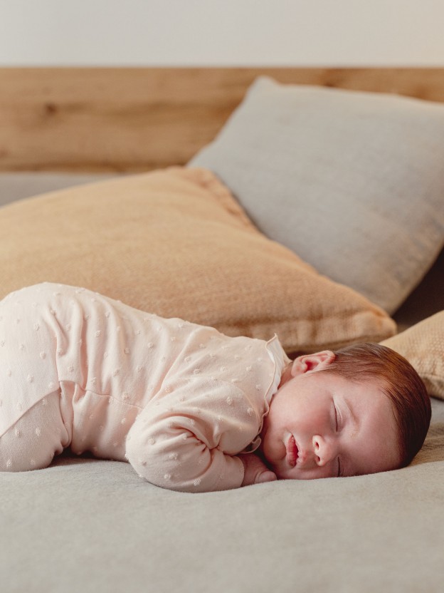 Babygrow ruffled collar with embossed polka dots Babygrow ruffled collar with embossed polka dots