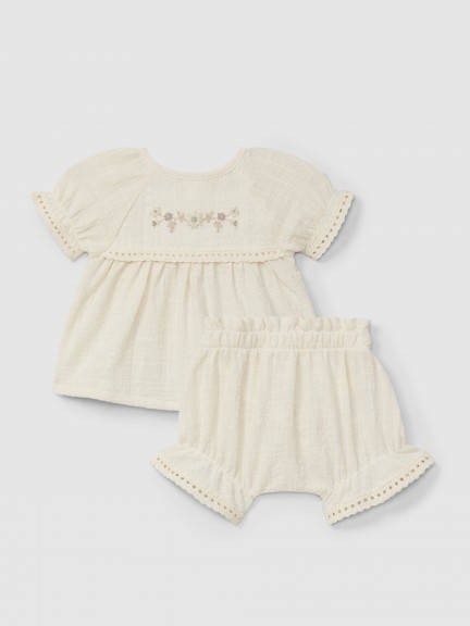 Conjunto de blusa y pantaln corto con bordado y detalles de encaje.