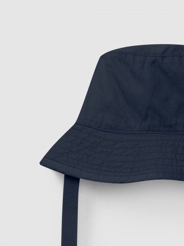Plain hat with ribbon