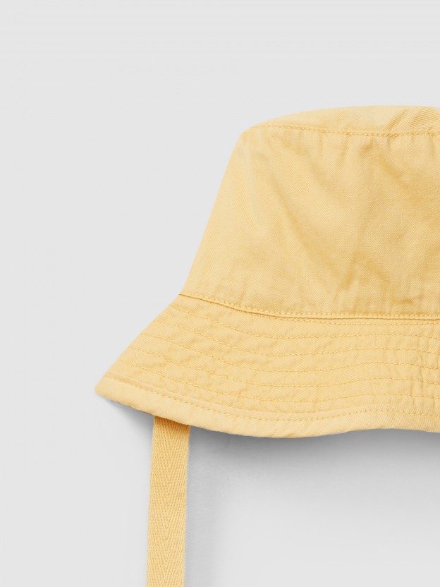 Plain hat with ribbon