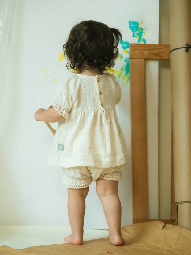 Conjunto de blusa y pantaln corto con bordado y detalles de encaje.