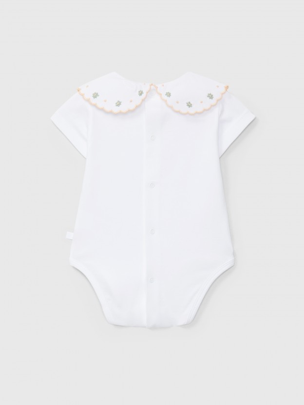 Body cuello flores bordadas