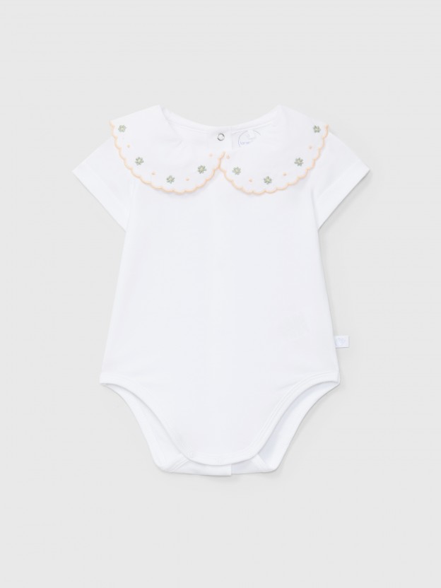 Body cuello flores bordadas