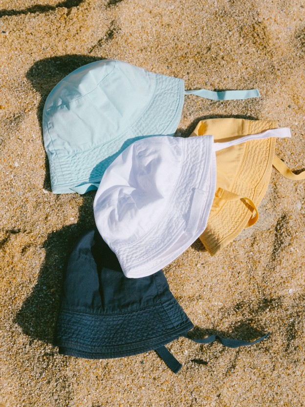 Plain hat with ribbon