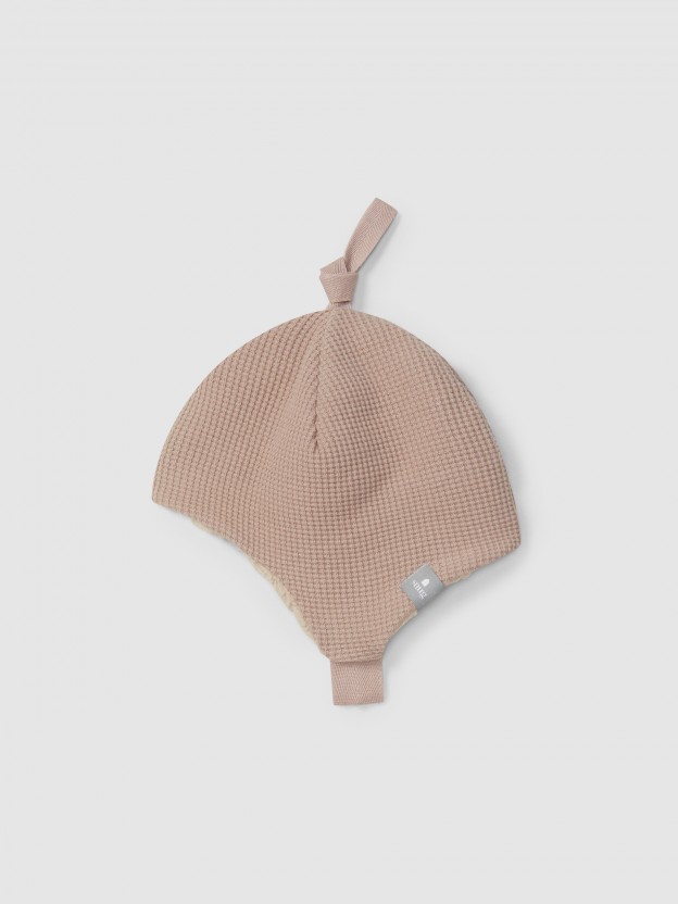 Gorro em malha waffle com interior de pelo