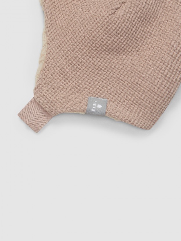 Gorro em malha waffle com interior de pelo