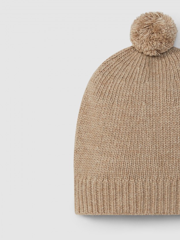 Bonnet tricot avec pompon