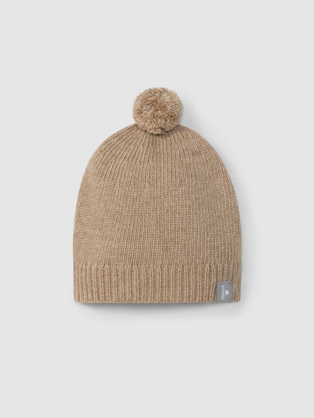 Bonnet tricot avec pompon