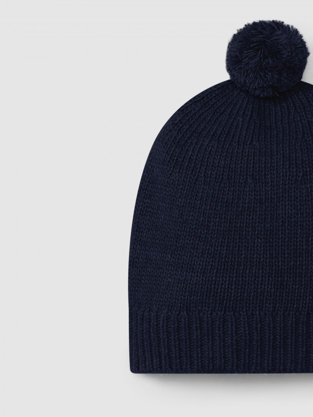 Gorro tricotado com pom-pom