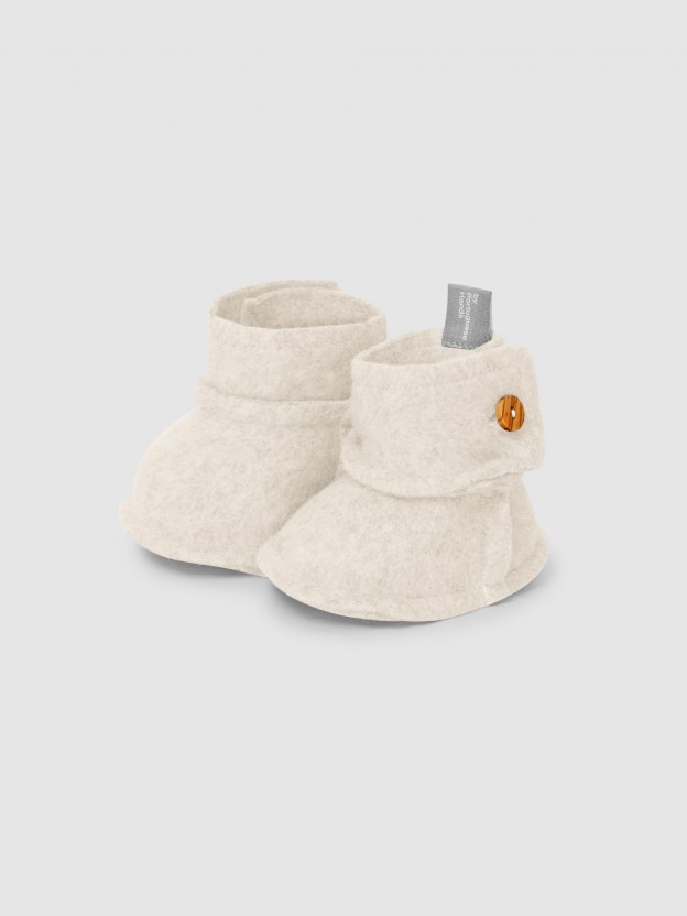 Botinhas malha polar de algodo orgnico com boto